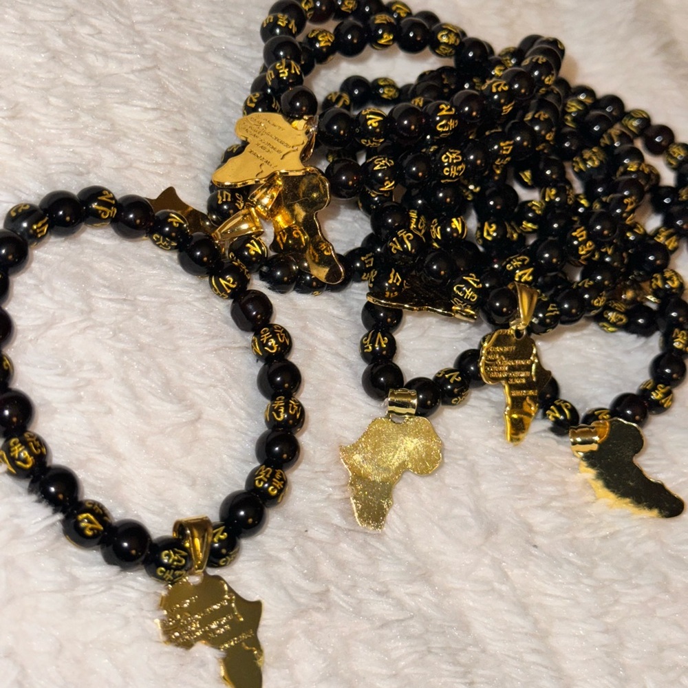 SOLD‼️ Africa continent beaded charm bracelet - Picture 1 of 3